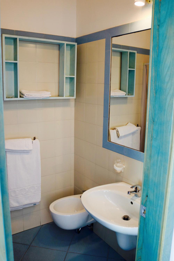 Bathroom 3, Hotel Rizieri, Lecce
