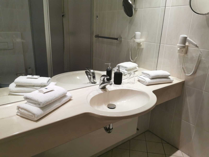 Bathroom, KHGM Kaiserhof Hotel GmbH, Oder-Spree