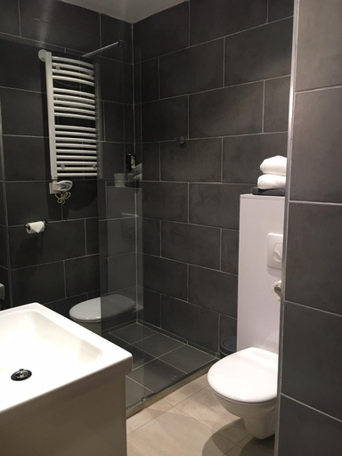 Bathroom, Logis Hotel le Val Sarah, Seine-Maritime
