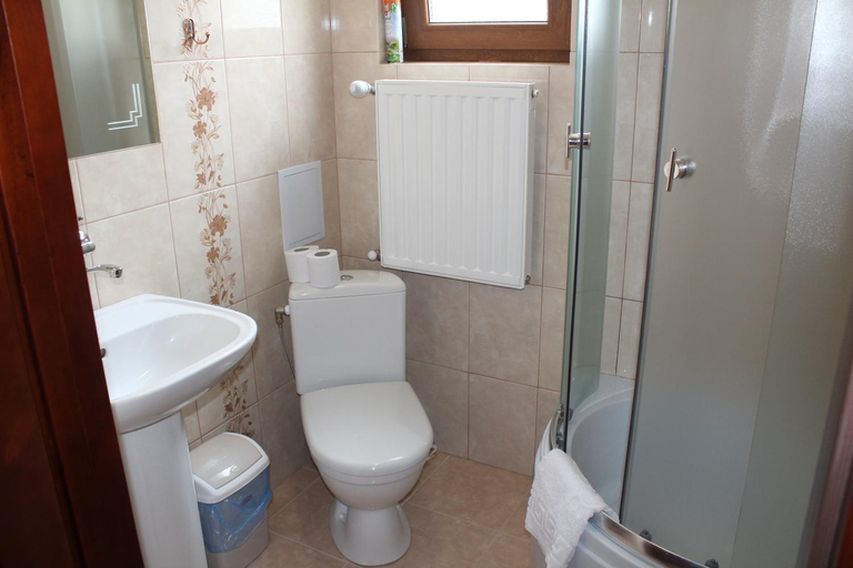 Bathroom 3, Sukhoviia, Rakhivs'kyi