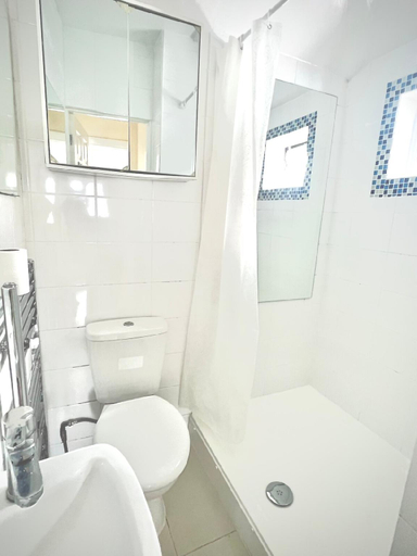 Bathroom 3, Cosy private Flat in London| Free parking, London