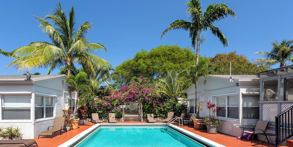 Sport & Beauty 1, Richards Motel Courtyard, Broward
