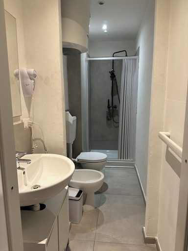 Bathroom, Station Apartment East, La Spezia