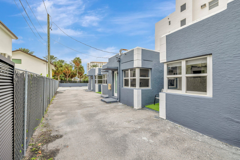 Exterior & Views 2, Sophisticated 2BR1BA Short Walk to Beach, Broward