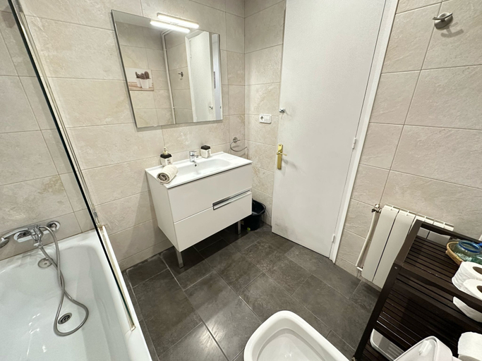Bathroom 5, Rooms Nuevo Arago, Barcelona