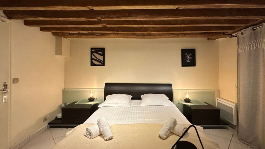 Room 4, Charming Tuileries 1 Bed Apt in the Centre of Paris, Paris