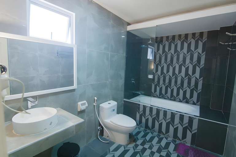 Bathroom, Hotel Carmelita, Tuguegarao City