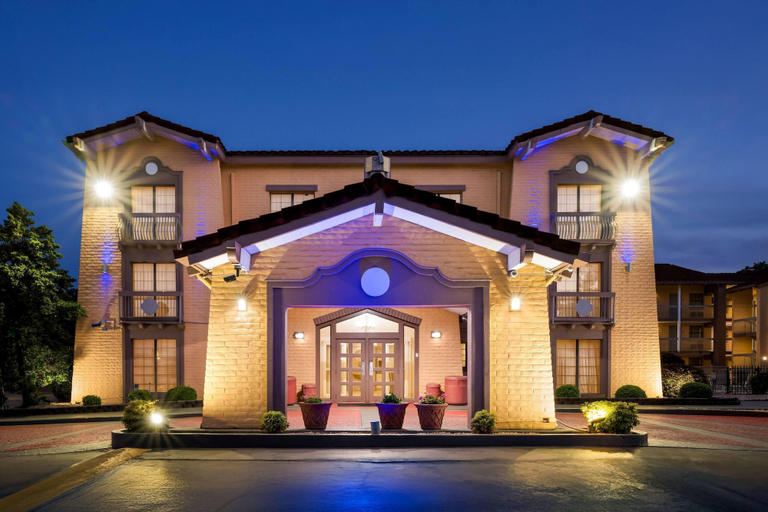 Exterior & Views 2, Days Inn by Wyndham Birmingham/West, Jefferson
