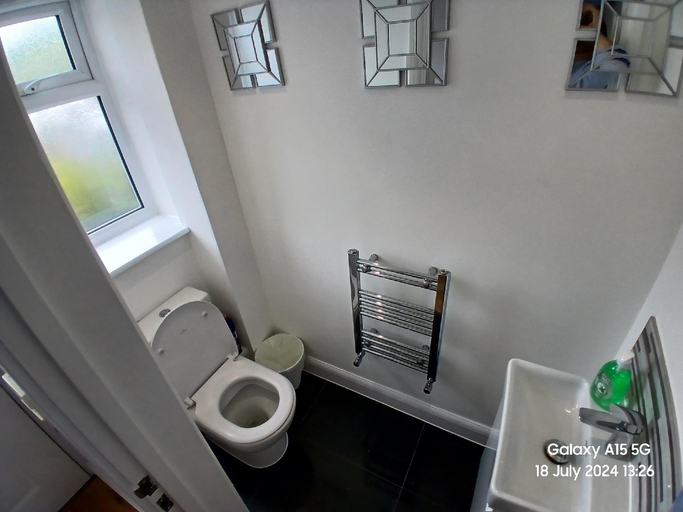 Bathroom 2, Hornchurch House - Jackson Close, London