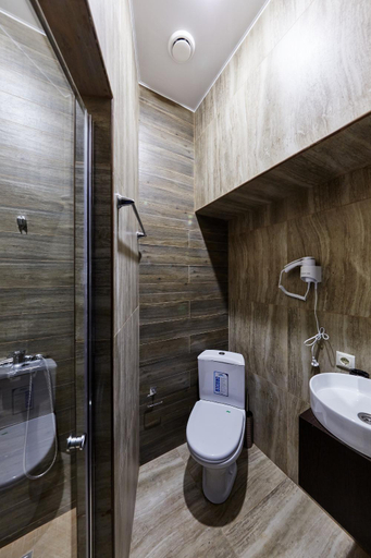 Bathroom 2, Moshotel Profsoyuznaya, Western