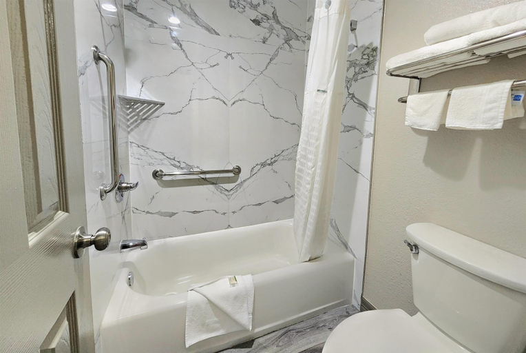 Bathroom 10
