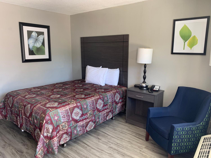 Bedroom 3, Executive Inn, Henry