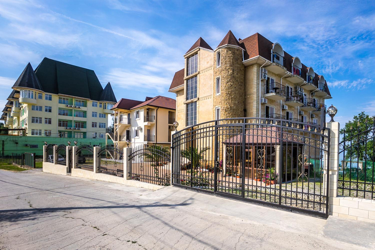 Exterior & Views