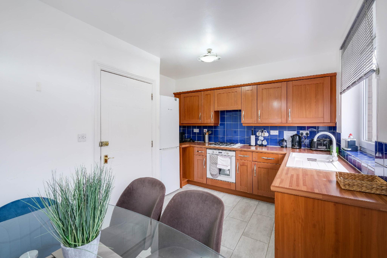 Others 5, Delightful 4 bedroom House Thamesmead West, London