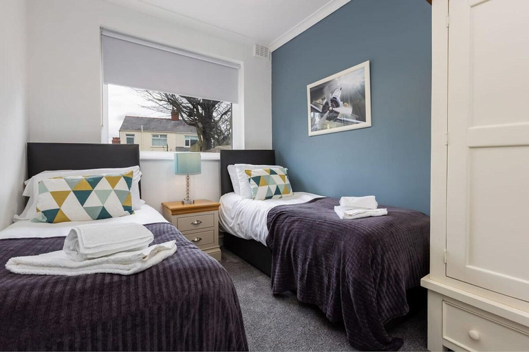 Bedroom 2, Hillside House | 2 Bedrooms parking WI-FI Hospital, Blackpool