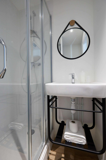 Bathroom 4, Kyriad Orléans Ouest, Loiret