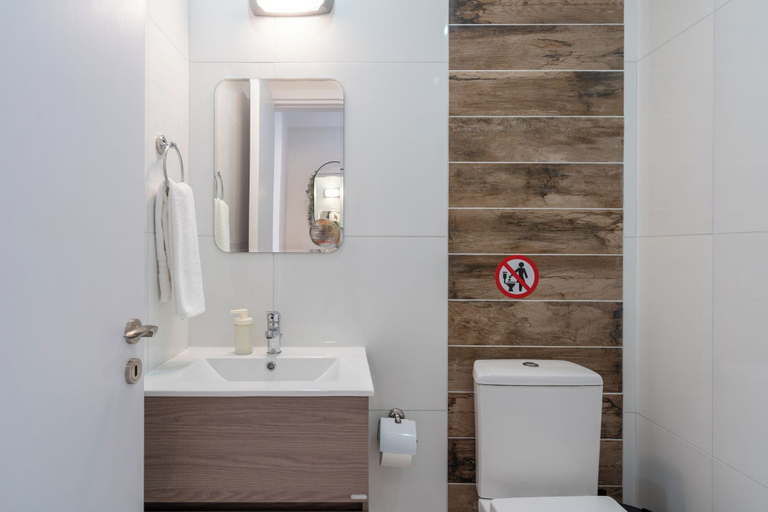 Bathroom 4, Pauhad 3 - Larnaca Studios & Apts, Larnaca