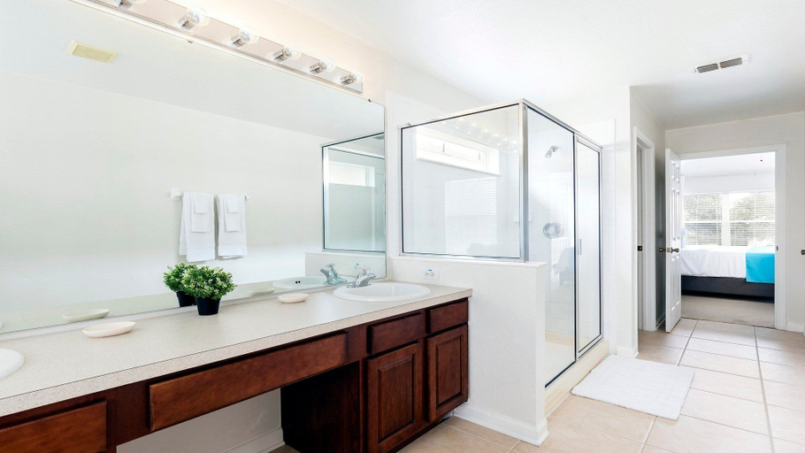 Bathroom 3, Cozy 6br Home w/ Private Pool Spa in Windsor Hills, Osceola