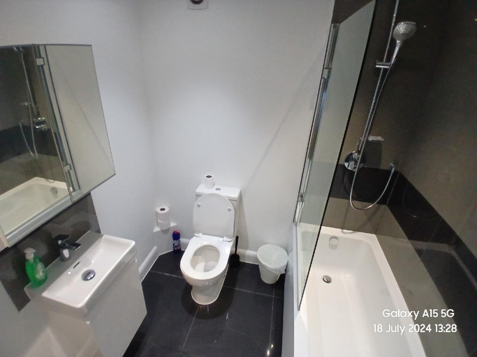 Bathroom 4, Hornchurch House - Jackson Close, London