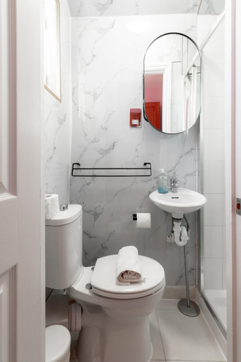 Bathroom 3, The Savers Hotel by PLI, London