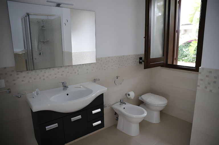 Bathroom 3, Oasi Guzzetta, Trapani