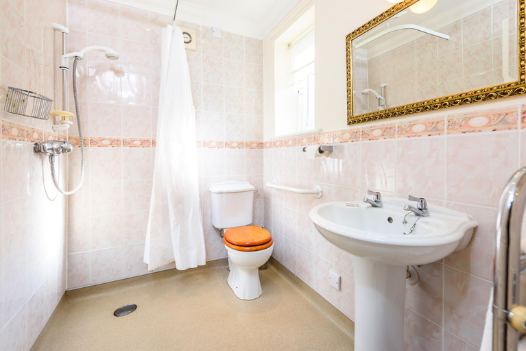 Bathroom, Garden Cottage, Norfolk
