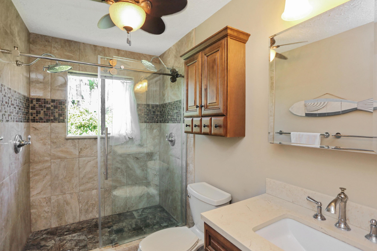 Bathroom, Hideaway Bay, Gulf