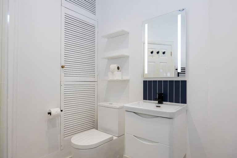Room 5, Azure Suite 1BR City Walks, Manchester