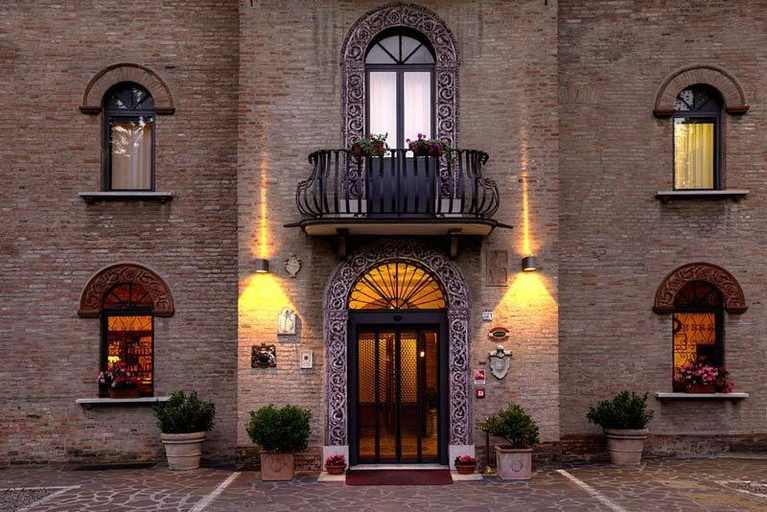 Others 5, Hotel Castello, Modena