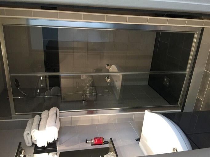 Bathroom 5, Storia Da Ennio, Yvelines