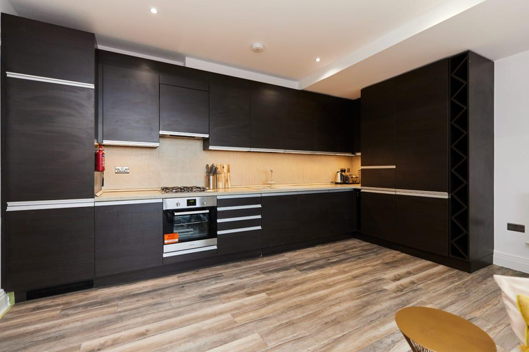 Others 4, The Harlesden Escape -Spacious 3BDR Flat + Balcony, London