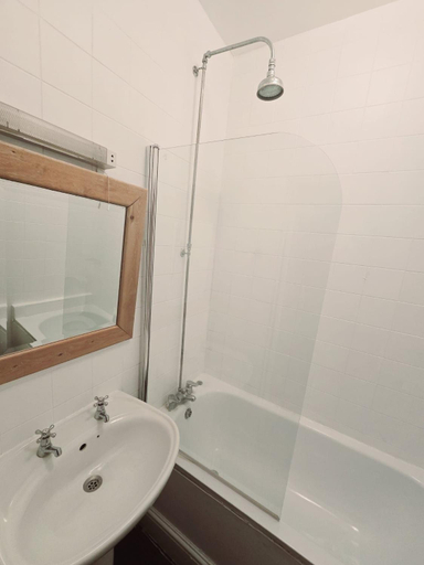 Bathroom, Kingswood Hotel, Windsor and Maidenhead