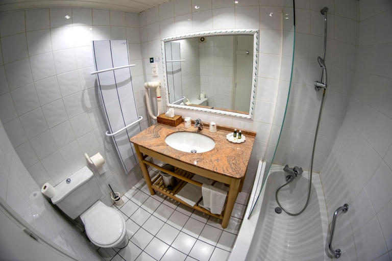 Bathroom 4, Le relais fleuri, Hotel et restaurant Logis - Avallon, Yonne