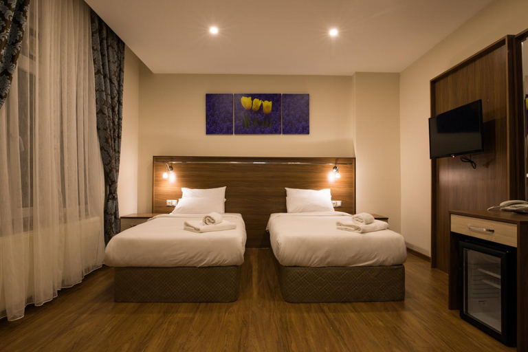 Others 3, Manzara Hotel, Merkez