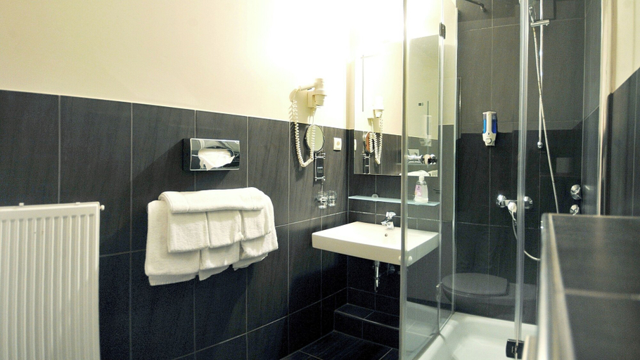 Bathroom 4, St Joseph Hotel Hamburg Reeperbahn St Pauli Kiez, Hamburg