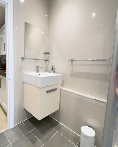 Bathroom 5, Two-Bed City Centre flat 100m from Trafalgar sqr, London