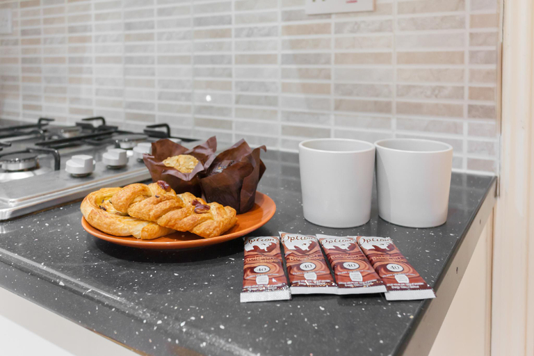 Food & Drinks 4, Budget Apartment next to Kings Cross - Eurostar, London