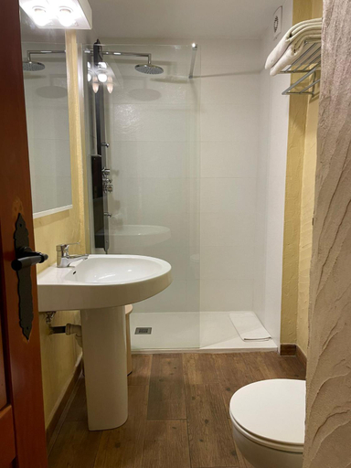 Bathroom 4, Hotel Vallibierna, Huesca