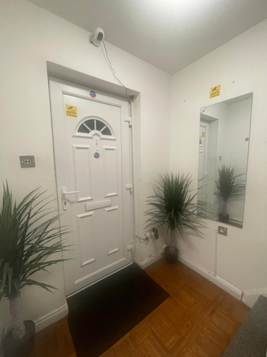 Others 4, Heathrow Garden Lodge - Free Parking - Netflix - Prime - Coffee - WiFi, London