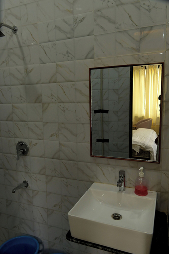Bathroom, Triveni Gest House, Mathura