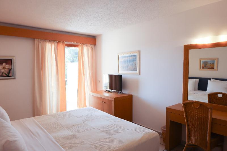 Bedroom 3, Kanapitsa Mare Hotel, Thessaly