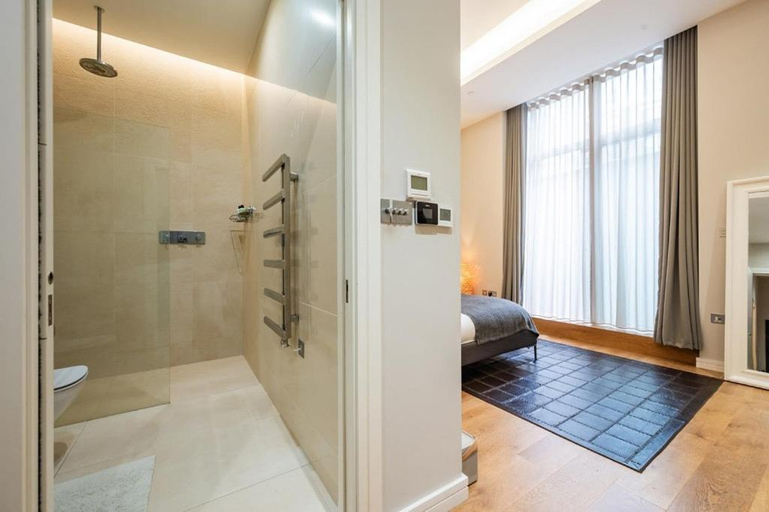 Others 2, Three Bed, Luxurious Leicester Square Duplex, London