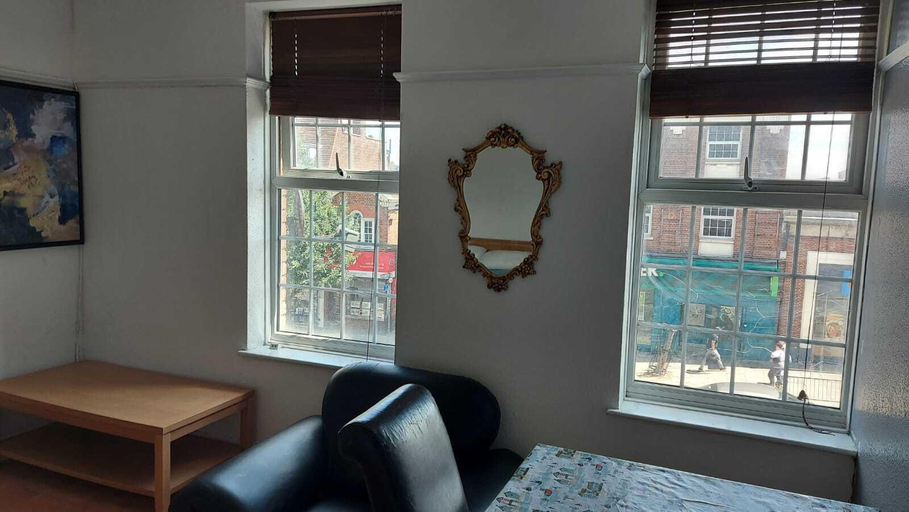 Others 5, London Edgware Station Apartment, London