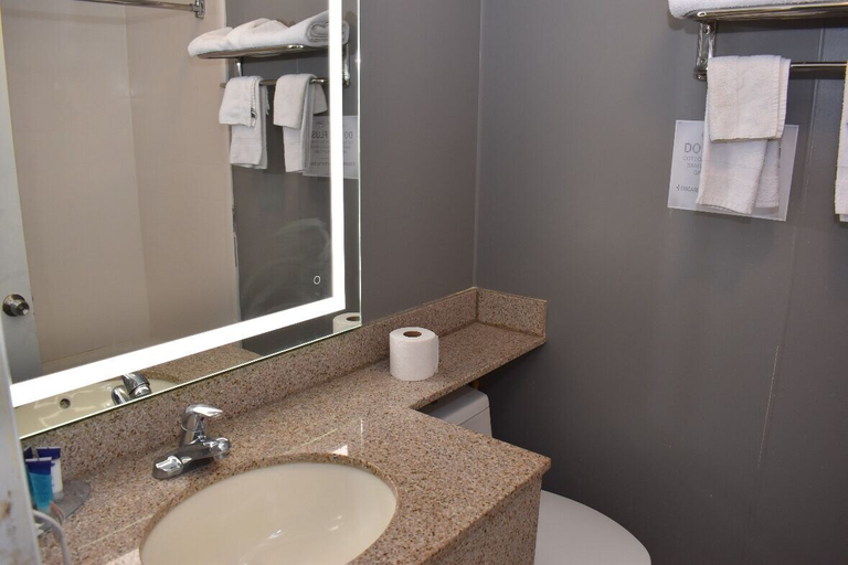 Bathroom 5, Pilgrim Inn & Cottages, Grafton