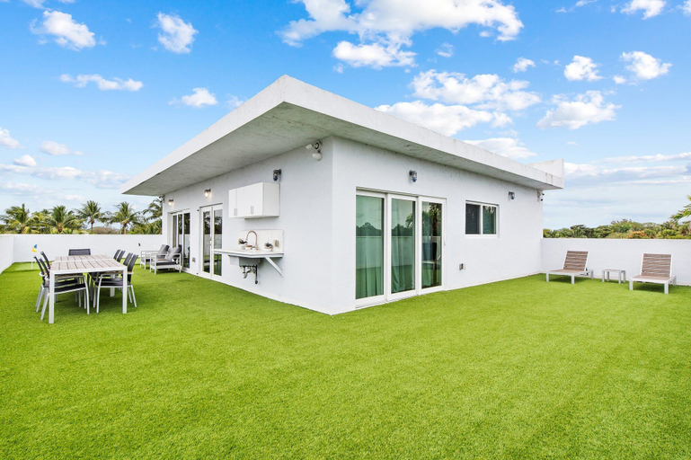 Exterior & Views, Apt W/patio, Balcony & Mini-golf, Broward