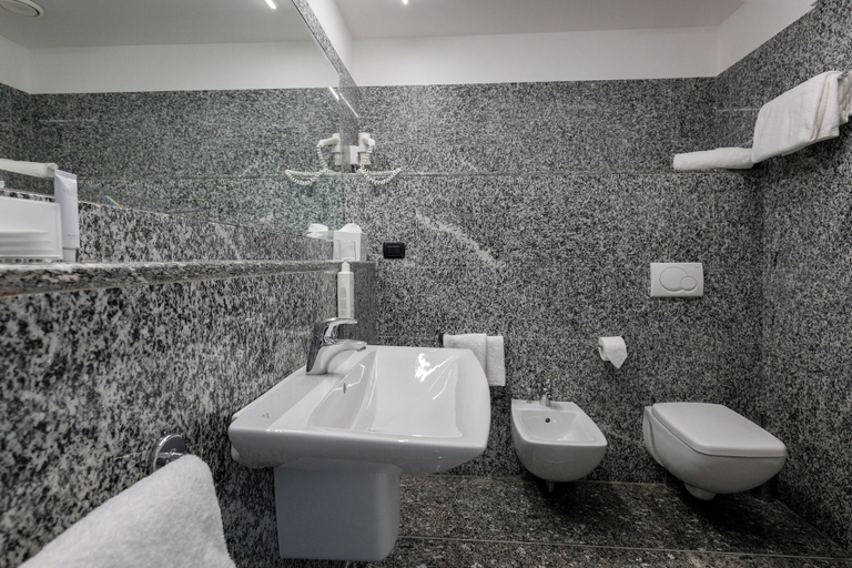 Bathroom 5, Hotel Salo' du Parc, Brescia