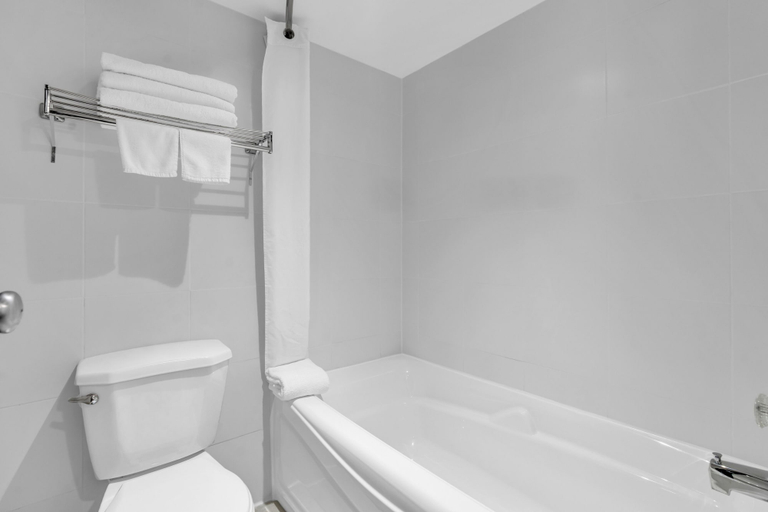 Bathroom 3, Seven Oaks Hotel Regina, SureStay Collection by Best Western, Division No. 6