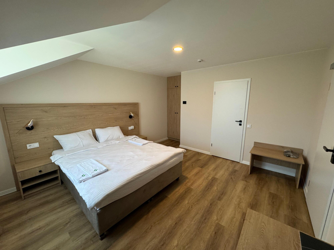Bedroom 3, Promenaden Hotel, Gera