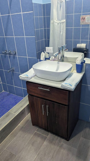 Bathroom, Peace of Paradise, Aguirre