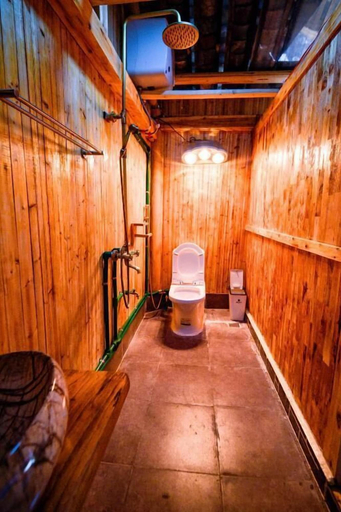 Bathroom, Then Pa Village, Đồng Văn